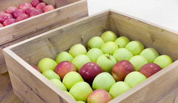 Apples in wooden boxes — Stock Photo, Image