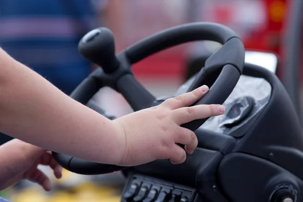 Mãos de rapaz no volante — Fotografia de Stock