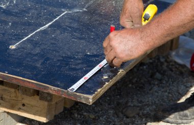 Ölçme bant ve kalem ile çalışan