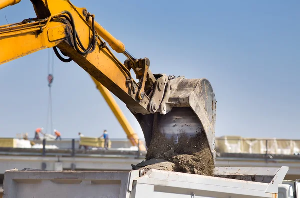 Carico camion escavatore in cantiere — Foto Stock