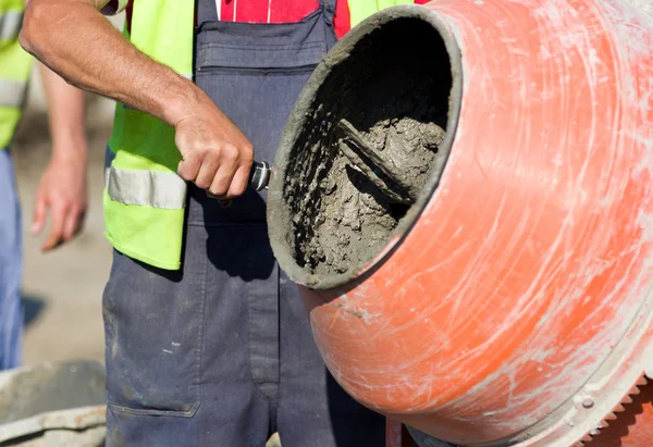 İnşaat alanında beton karıştırıcı — Stok fotoğraf