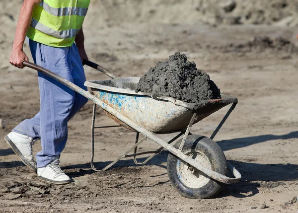 Bouw barrow met beton — Stockfoto