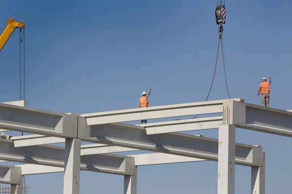 Altezza lavoratore in piedi su capriata sulla costruzione scheletro — Foto Stock