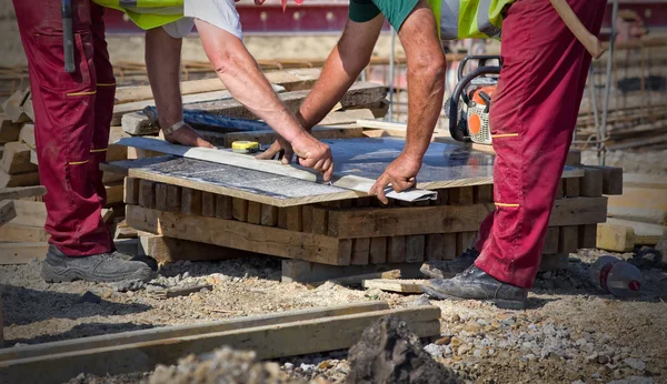 Worker preparing plank for cutting — Stock Photo, Image