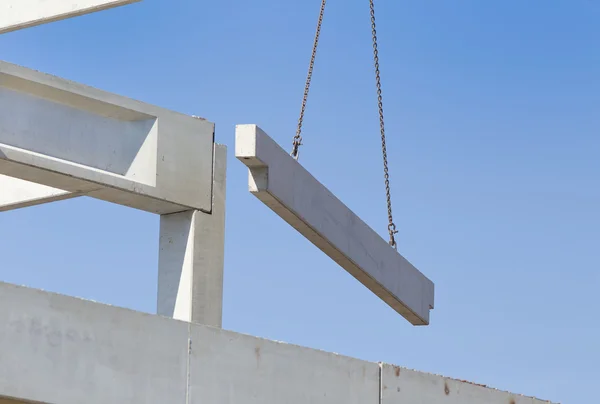 Feixe de concreto em cabos de guindaste no céu — Fotografia de Stock