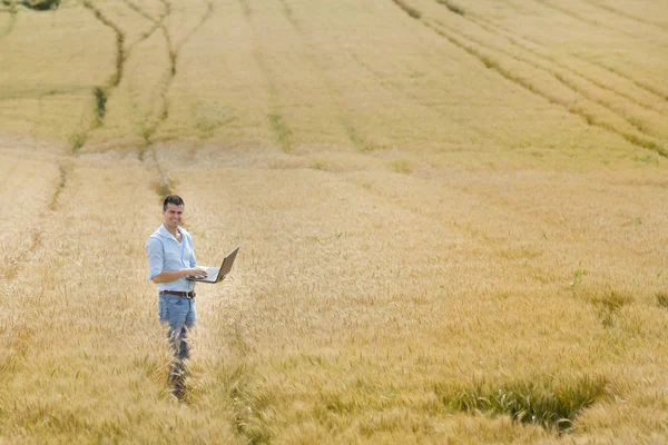 Αγρότης με φορητό υπολογιστή — Φωτογραφία Αρχείου