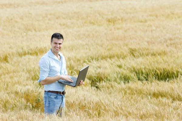 Bonde med laptop — Stockfoto