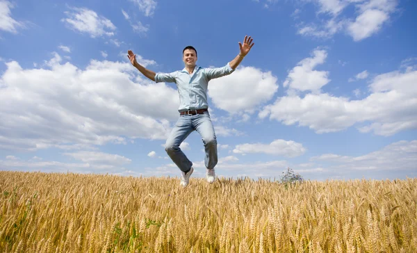 Glücklicher Mann springt — Stockfoto