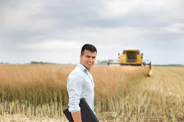 Farmer with laptop in the field — Stock Photo, Image