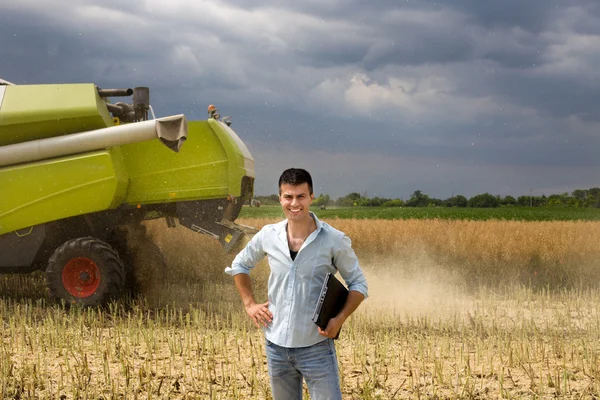 Landwirt mit Laptop auf dem Feld — Stockfoto