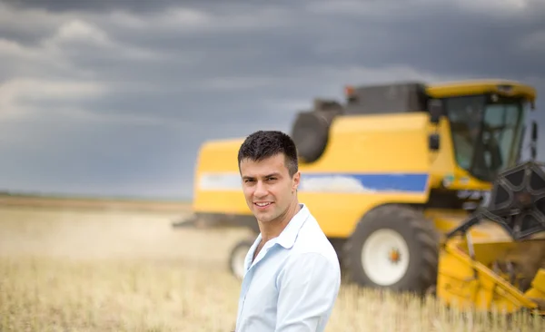 Landwirt mit Mähdrescher im Hintergrund — Stockfoto