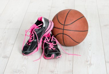 Sepeti spor ayakkabı ve top