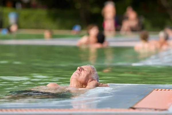 老人在游泳池 — 图库照片