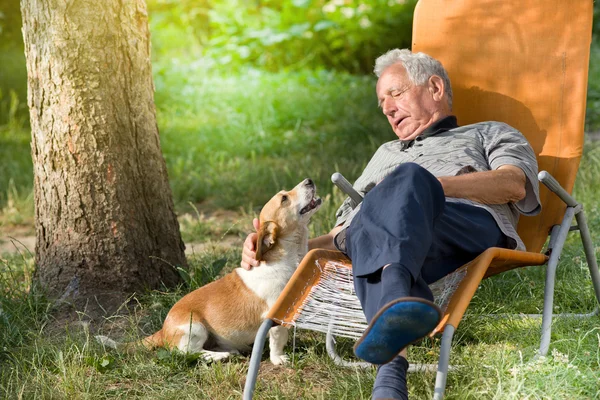 Homem idoso com cão — Fotografia de Stock