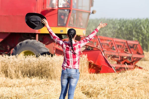 Glückliche Frau im Weizenfeld während der Ernte — Stockfoto