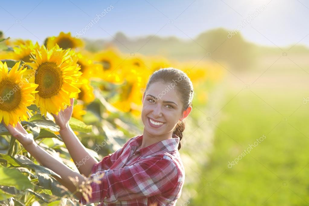 https://st2.depositphotos.com/2454853/7764/i/950/depositphotos_77640194-stock-photo-girl-in-sunflower-field.jpg