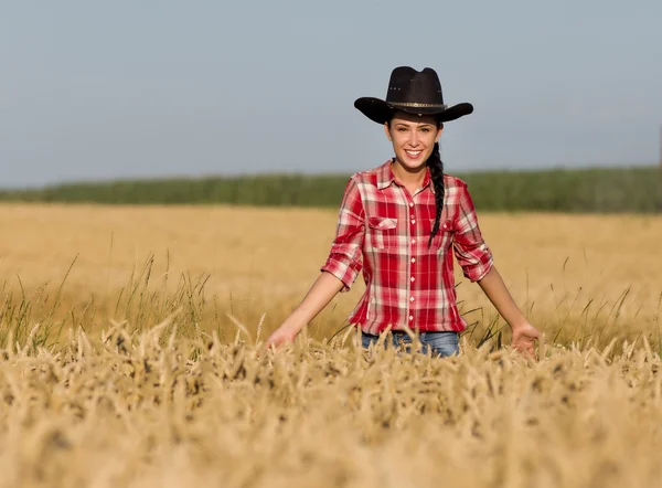 小麦畑にカウボーイ ハットを持つ少女 — ストック写真