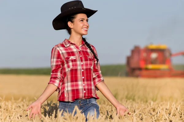 Ragazza con cappello da cowboy nel campo di grano — Foto Stock