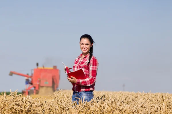 Agronomo donna in campo di grano — Foto Stock