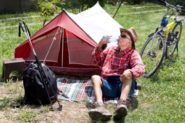 Dinlenme kıdemli uzun yürüyüşe çıkan kimse
