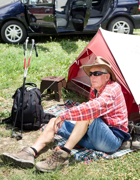 Randonneur senior au repos — Photo