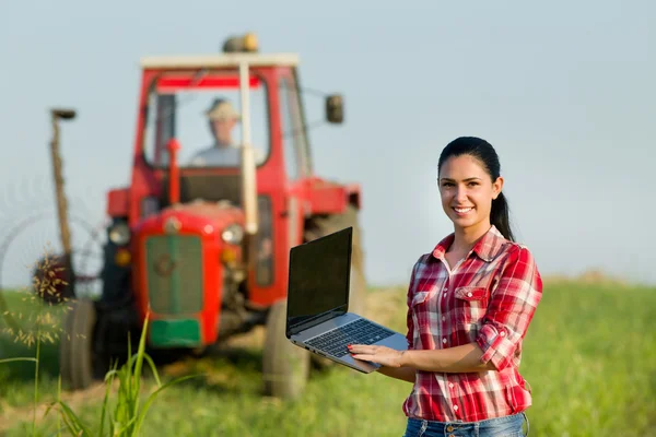 Vrouw met laptop op het gebied — Stockfoto