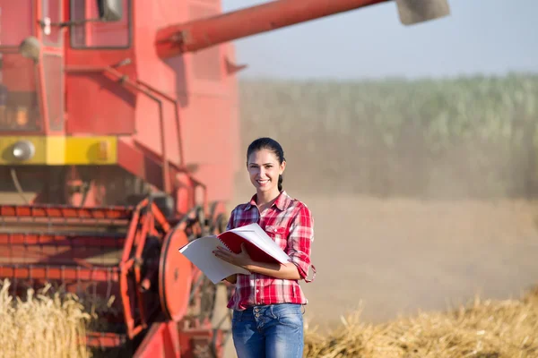 Mujer agrónoma en campo de trigo — Foto de Stock