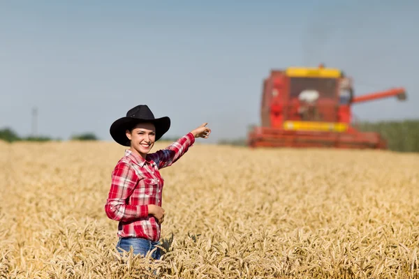 Mujer con sombrero de vaquero en campo de trigo — Foto de Stock