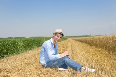 Samanlık üzerinde oturan adam