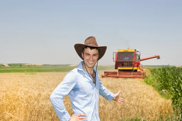 Agricultor en el campo durante la cosecha — Foto de Stock