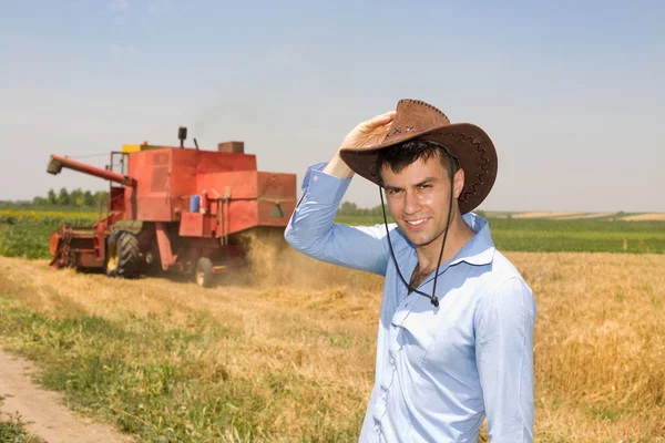 Agricultor en el campo durante la cosecha — Foto de Stock