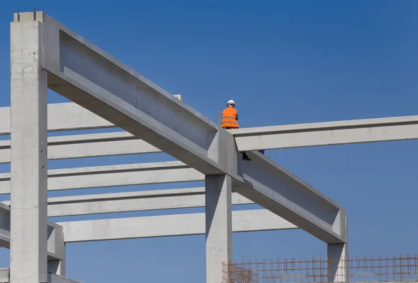 Trabalhador de altura no esqueleto de construção — Fotografia de Stock