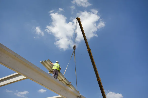 Altezza lavoratore sulla costruzione scheletro — Foto Stock