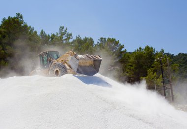 Mermer ocağında çalışan buldozer