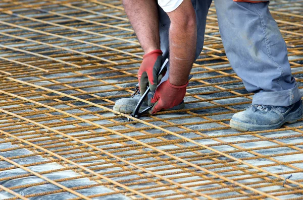 Armatura di fissaggio dei lavoratori — Foto Stock