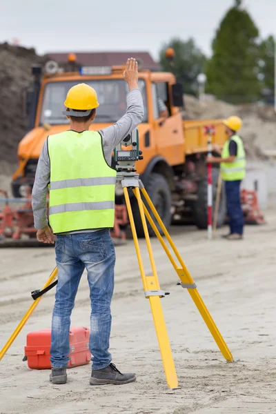 Workers with theodolite — Stock Photo, Image