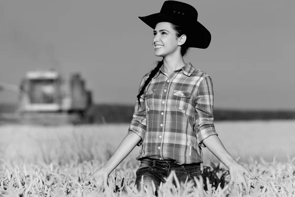 Chica con sombrero de vaquero en el campo de trigo —  Fotos de Stock