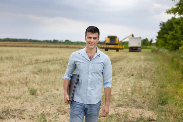 Agricultor com laptop no campo — Fotografia de Stock