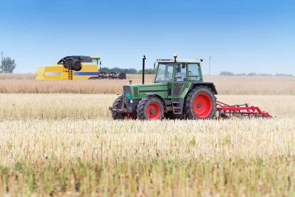 Agricultural machineries in the field — Stock Photo, Image
