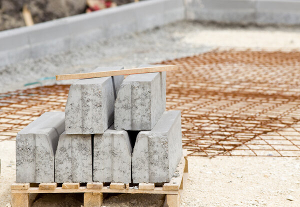 Кербс на поддоне на строительной площадке
