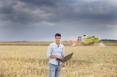 Dizüstü bilgisayar alanında çiftçi