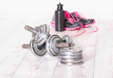 Dambıl ile spor ayakkabı ve şişe