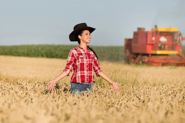 Lány a búzamező cowboy kalapban — Stock Fotó