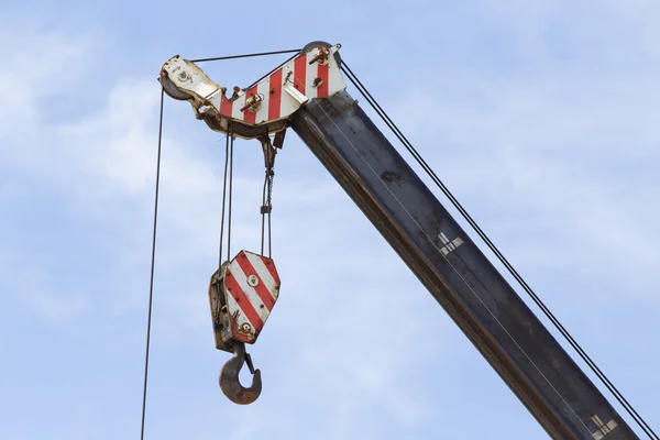 Crane hook against blue sky — Stock Photo, Image