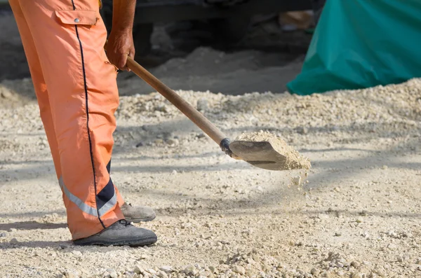 Trabajador con pala — Foto de Stock