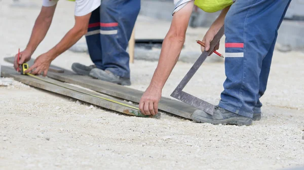 Arbetstagare med måttband — Stockfoto