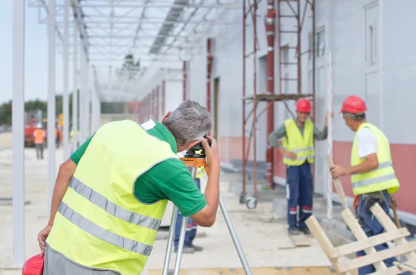 Ingenieur met Theodoliet — Stockfoto