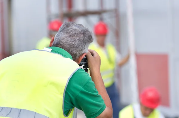 Ingenieur mit Theodolit — Stockfoto