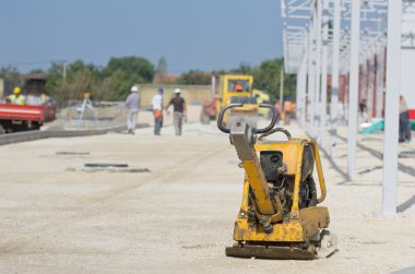 Titreşimli plaka Kompaktör inşaat sahasında