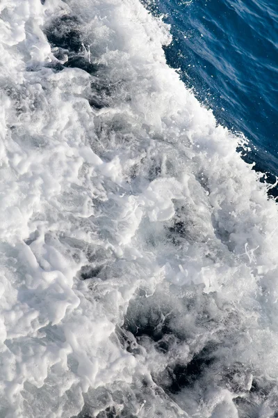 Su dalgaları köpük ile